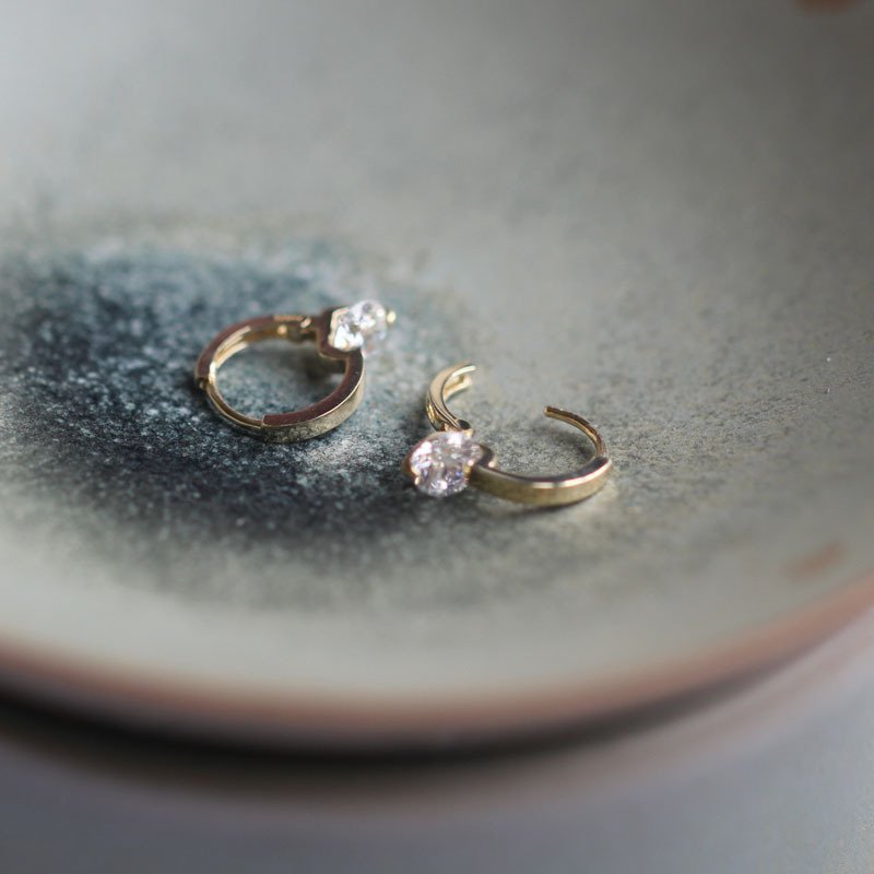 Aurora Solitaire – 9K Gold Huggie Earrings - Image 3